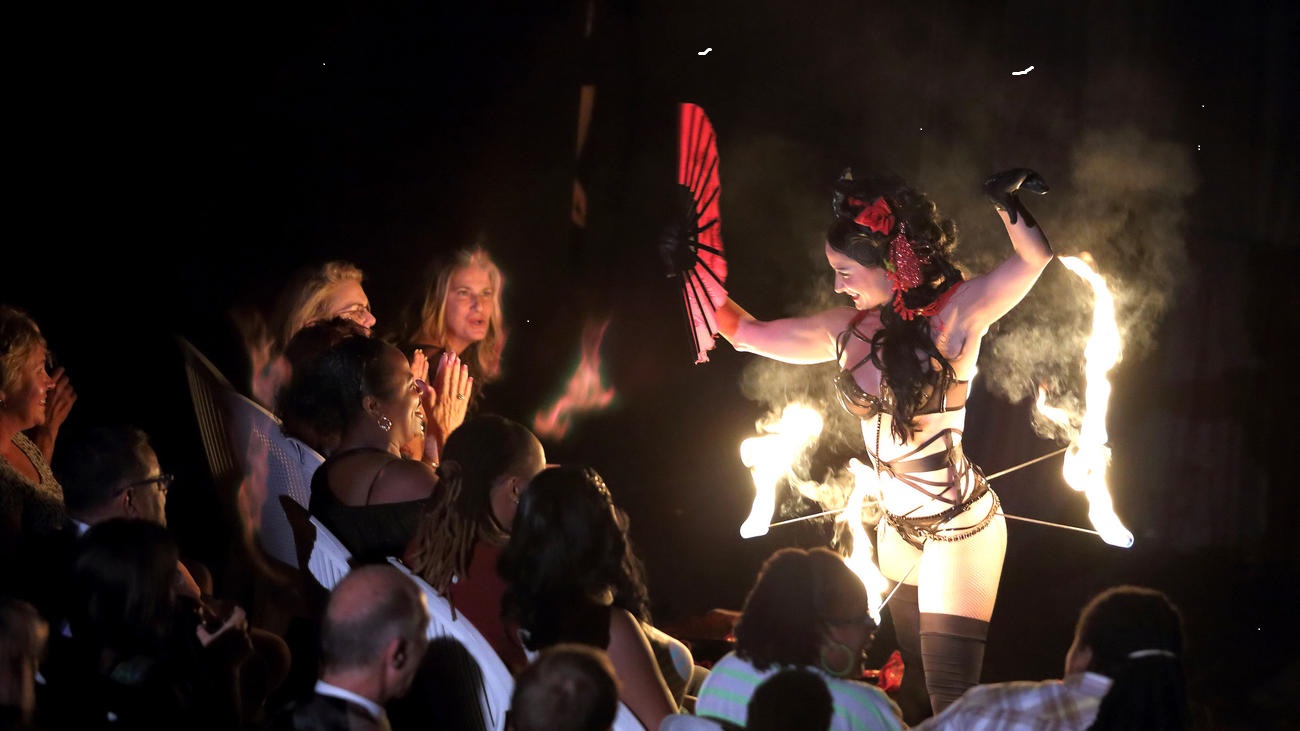 Angelina Jollie - Look-A-Like